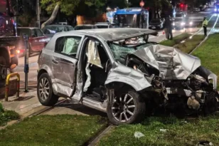 Αυτοκίνητο καρφώνεται σε κολόνα πάνω στη γραμμή του τραμ στη Νέα Σμύρνη, τρομερές εικόνες!