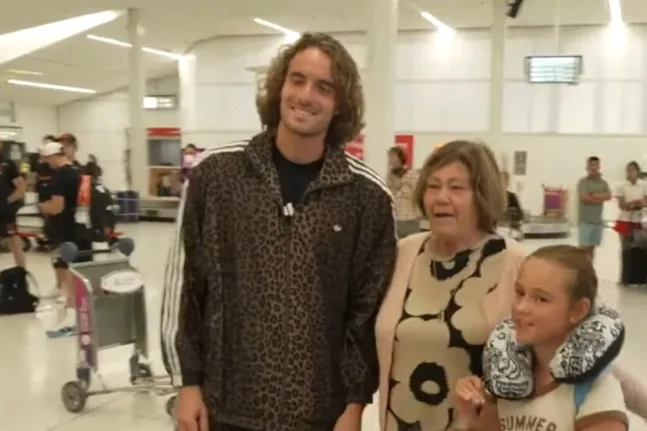 Τσιτσιπάς: Προσγειώθηκε στην Αδελαΐδα και έκλεψε την παράσταση με την λεοπάρ φόρμα του, ΒΙΝΤΕΟ