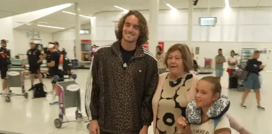 Τσιτσιπάς: Προσγειώθηκε στην Αδελαΐδα και έκλεψε την παράσταση με την λεοπάρ φόρμα του, ΒΙΝΤΕΟ