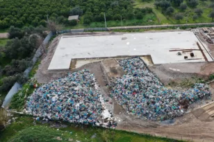 Ο «πόλεμος των σκουπιδιών» συνεχίζεται στο Αίγιο – Τα απορρίμματα στη θέση τους…