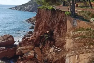 Κατολίσθηση στα Κανάρια Βάρκιζας – Αποκλείστηκε η περιοχή, έλεγχοι από τον Δήμο