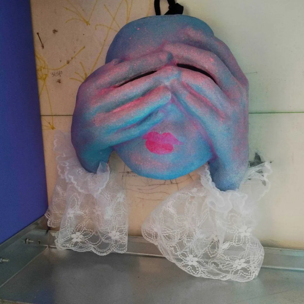 Μάσκες, ταυτότητες και παιχνίδι με το προσωπείο στην έκθεση «My mum is a maker!» της Βασιλικής Κασπίρη στο Mosaic Hub