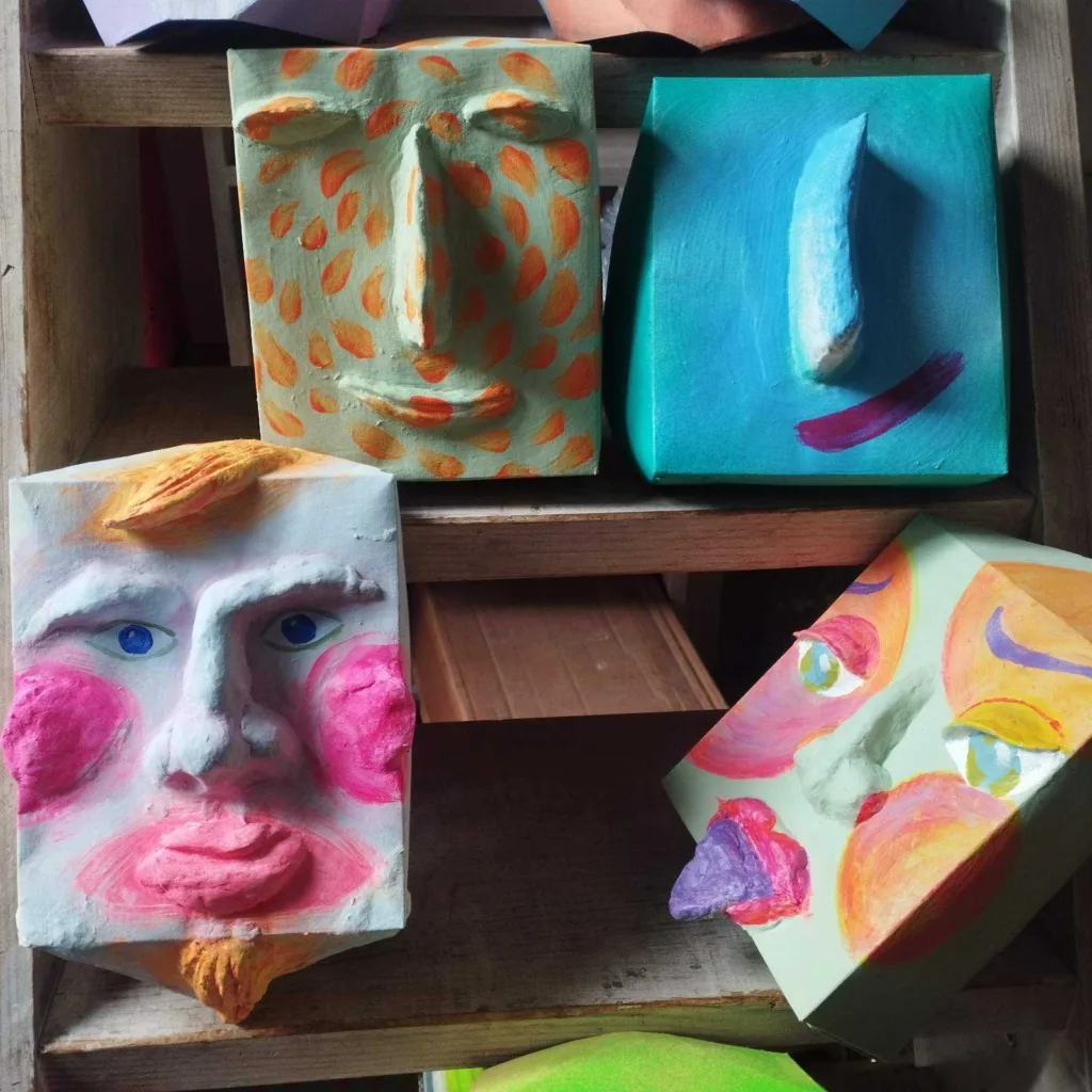 Μάσκες, ταυτότητες και παιχνίδι με το προσωπείο στην έκθεση «My mum is a maker!» της Βασιλικής Κασπίρη στο Mosaic Hub