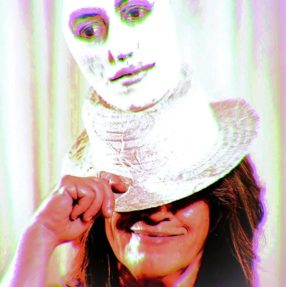 Μάσκες, ταυτότητες και παιχνίδι με το προσωπείο στην έκθεση «My mum is a maker!» της Βασιλικής Κασπίρη στο Mosaic Hub