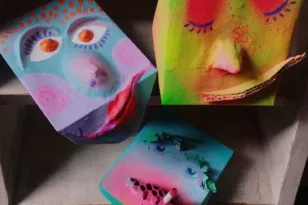 Μάσκες, ταυτότητες και παιχνίδι με το προσωπείο στην έκθεση «My mum is a maker!» της Βασιλικής Κασπίρη στο Mosaic Hub