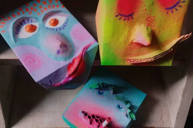 Μάσκες, ταυτότητες και παιχνίδι με το προσωπείο στην έκθεση «My mum is a maker!» της Βασιλικής Κασπίρη στο Mosaic Hub