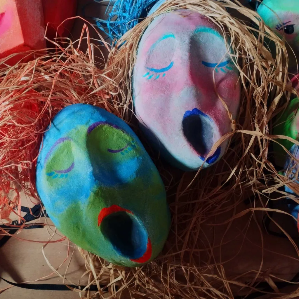 Μάσκες, ταυτότητες και παιχνίδι με το προσωπείο στην έκθεση «My mum is a maker!» της Βασιλικής Κασπίρη στο Mosaic Hub