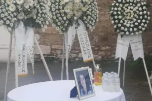 «Μαμά, σου πήραν άδικα τη ζωή αλλά δεν θα αφήσουμε να πάρουν τη μνήμη σου», συγκλονιστικές στιγμές στην κηδεία θύματος στη «Βιολάντα»