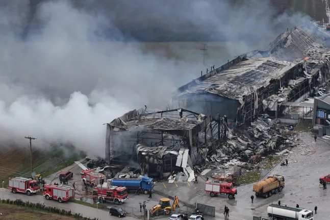 «Βιολάντα»: Συνελήφθη ο ιδιοκτήτης του εργοστασίου και δύο στελέχη μετά την τραγωδία στα Τρίκαλα