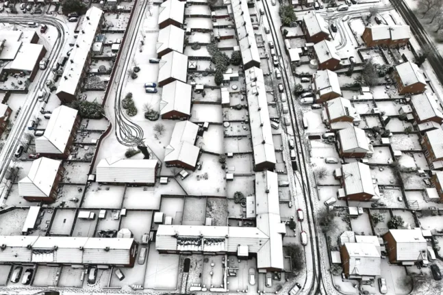 Σφοδρή χιονόπτωση στη Βρετανία κλείνουν σχολεία, δρόμους, ακυρώσεις πτήσεων ΦΩΤΟ