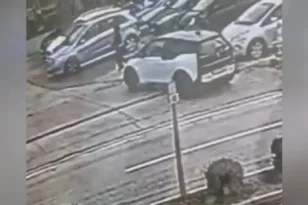 ΒΙΝΤΕΟ-σοκ από τα Βριλήσσια: Η στιγμή που οδηγός παρασύρει υπάλληλο των ΕΛΤΑ μετά από καβγά για δέμα