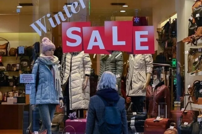 «Καμπανάκια» ΕΣΕΕ και ΙΟΒΕ για το λιανεμπόριο: Υποτονικές γιορτές 2025-2026, «stress test» οι χειμερινές εκπτώσεις