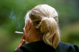 Πρωταθλήτρια στο κάπνισμα η Ελλάδα στην Ευρώπη – Πρώτες οι Ελληνίδες καπνίστριες στην ΕΕ
