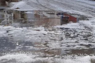 Πάτρα: «Παγωμένοι» δρόμοι από την έντονη χαλαζόπτωση ΒΙΝΤΕΟ