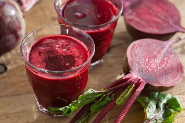 Αυτός είναι ο κόκκινος (κυριολεκτικά) χυμός που βελτιώνει την κυκλοφορία και δυναμώνει το μυαλό