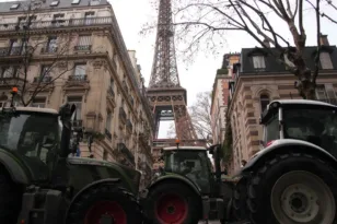 Γαλλία: Αγρότες έφτασαν με τα τρακτέρ τους έως τον Πύργο του Άιφελ και την Αψίδα του Θριάμβου! ΒΙΝΤΕΟ