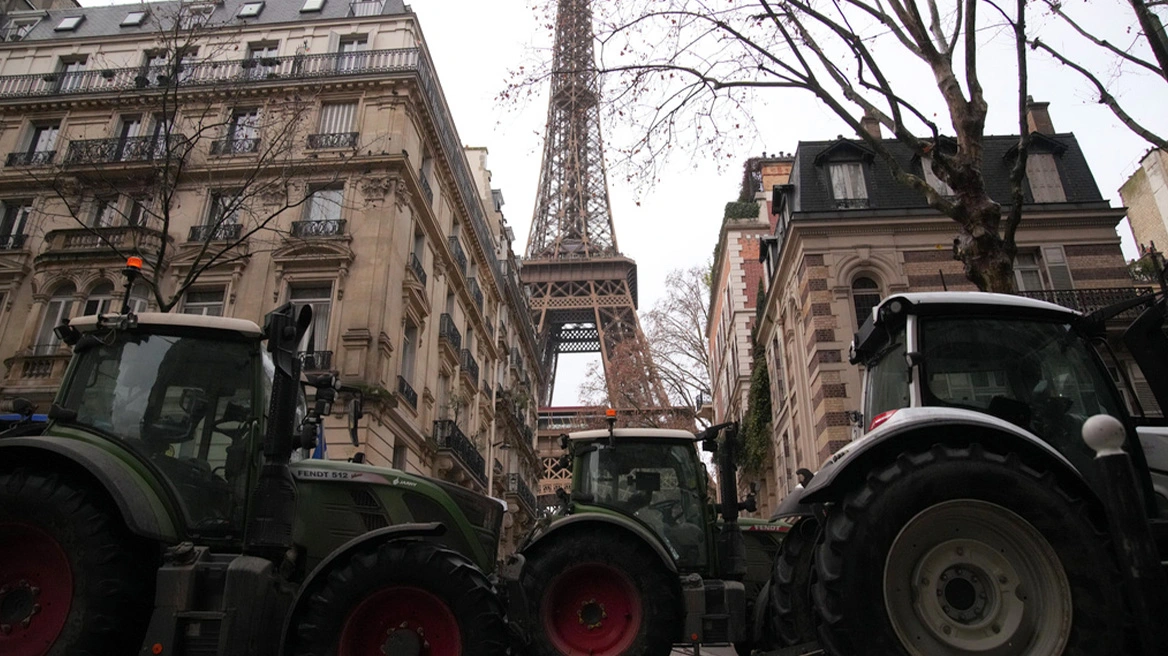 Γαλλία: Αγρότες έφτασαν με τα τρακτέρ τους έως τον Πύργο του Άιφελ και την Αψίδα του Θριάμβου! ΒΙΝΤΕΟ