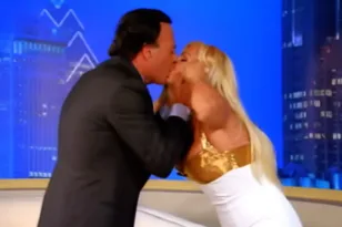 Ο Χούλιο Ιγκλέσιας φίλησε με το ζόρι παρουσιάστρια – Η σεξουαλική επίθεση και τα γέλια του ΒΙΝΤΕΟ