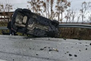 Νέα Καρβάλη: Τροχαίο, αυτοκίνητο αναποδογύρισε και κατέληξε στις προστατευτικές μπάρες του δρόμου