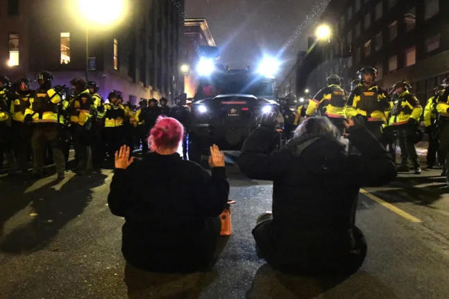 ΗΠΑ - Μινεάπολη: Συλλήψεις 29 ατόμων σε διαδήλωση για το θάνατο της 37χρονης από πράκτορα της ICE