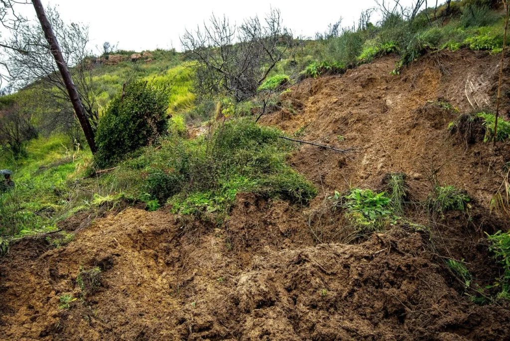 Σε κατάσταση συναγερμού ο Δήμος Ήλιδας για τις εκτεταμένες κατολισθήσεις στην Πηνεία