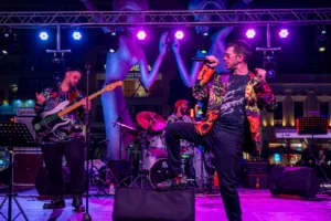 «In the heat of … Carnival»: Τρία δυναμικά πατρινά συγκροτήματα ξεσήκωσαν το κοινό το βράδυ του Σαββάτου ΦΩΤΟ