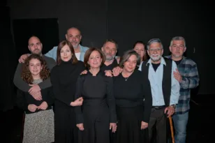 Πάτρα: Θερμή πρεμιέρα για το «2012 μ.Χ.» – Οι «Αυτόνομοι» ξαναφέρνουν στη σκηνή τη μνήμη της κρίσης