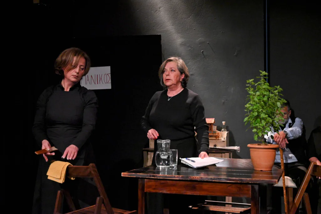 Πάτρα: Θερμή πρεμιέρα για το «2012 μ.Χ.» – Οι «Αυτόνομοι» ξαναφέρνουν στη σκηνή τη μνήμη της κρίσης