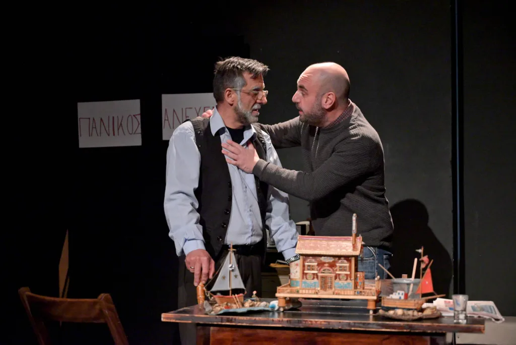 Πάτρα: Θερμή πρεμιέρα για το «2012 μ.Χ.» – Οι «Αυτόνομοι» ξαναφέρνουν στη σκηνή τη μνήμη της κρίσης