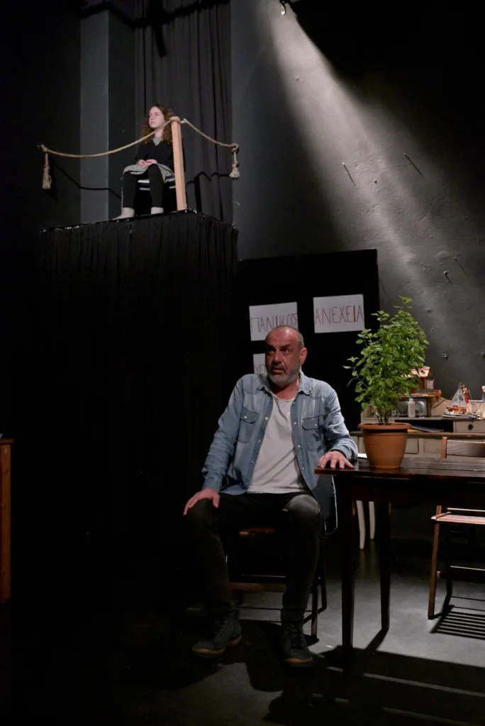 Πάτρα: Θερμή πρεμιέρα για το «2012 μ.Χ.» – Οι «Αυτόνομοι» ξαναφέρνουν στη σκηνή τη μνήμη της κρίσης