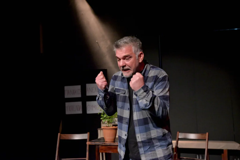 Πάτρα: Θερμή πρεμιέρα για το «2012 μ.Χ.» – Οι «Αυτόνομοι» ξαναφέρνουν στη σκηνή τη μνήμη της κρίσης