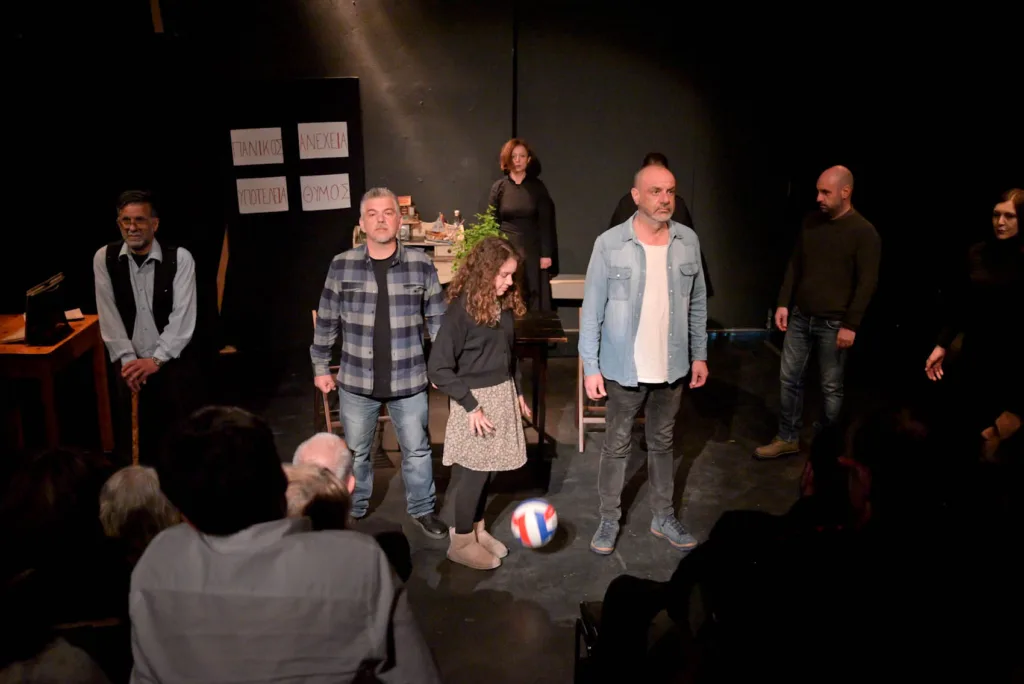 Πάτρα: Θερμή πρεμιέρα για το «2012 μ.Χ.» – Οι «Αυτόνομοι» ξαναφέρνουν στη σκηνή τη μνήμη της κρίσης