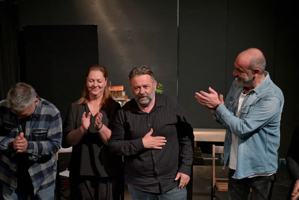 Πάτρα: Θερμή πρεμιέρα για το «2012 μ.Χ.» – Οι «Αυτόνομοι» ξαναφέρνουν στη σκηνή τη μνήμη της κρίσης