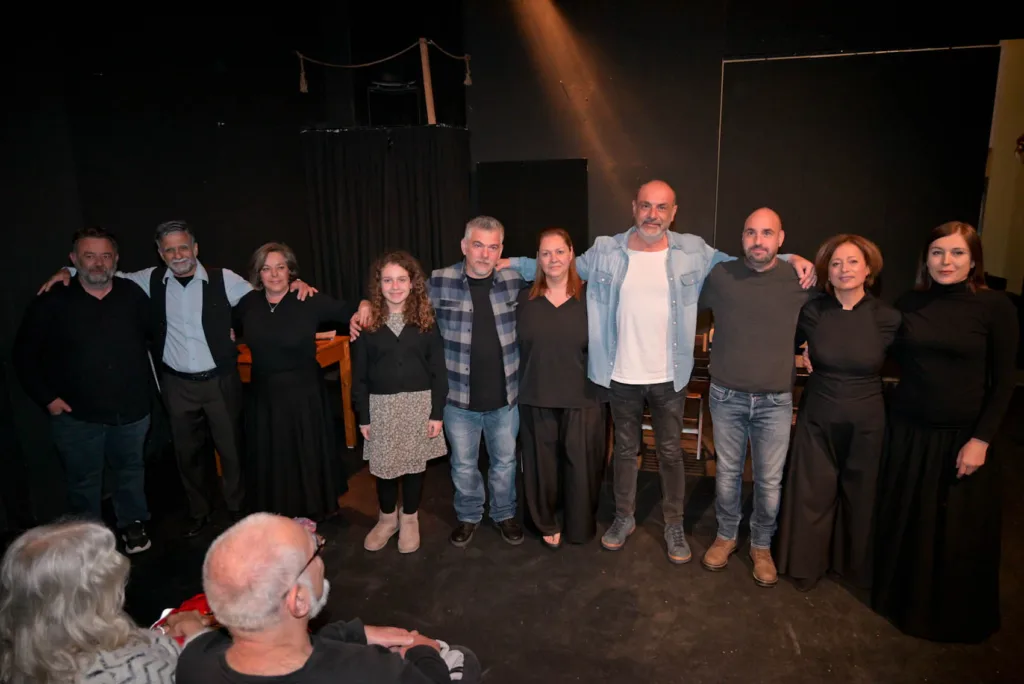 Πάτρα: Θερμή πρεμιέρα για το «2012 μ.Χ.» – Οι «Αυτόνομοι» ξαναφέρνουν στη σκηνή τη μνήμη της κρίσης