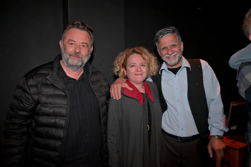 Πάτρα: Θερμή πρεμιέρα για το «2012 μ.Χ.» – Οι «Αυτόνομοι» ξαναφέρνουν στη σκηνή τη μνήμη της κρίσης