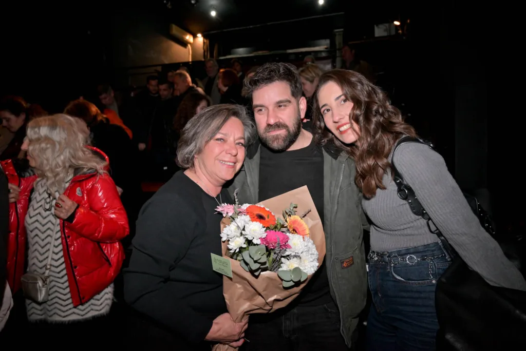 Πάτρα: Θερμή πρεμιέρα για το «2012 μ.Χ.» – Οι «Αυτόνομοι» ξαναφέρνουν στη σκηνή τη μνήμη της κρίσης