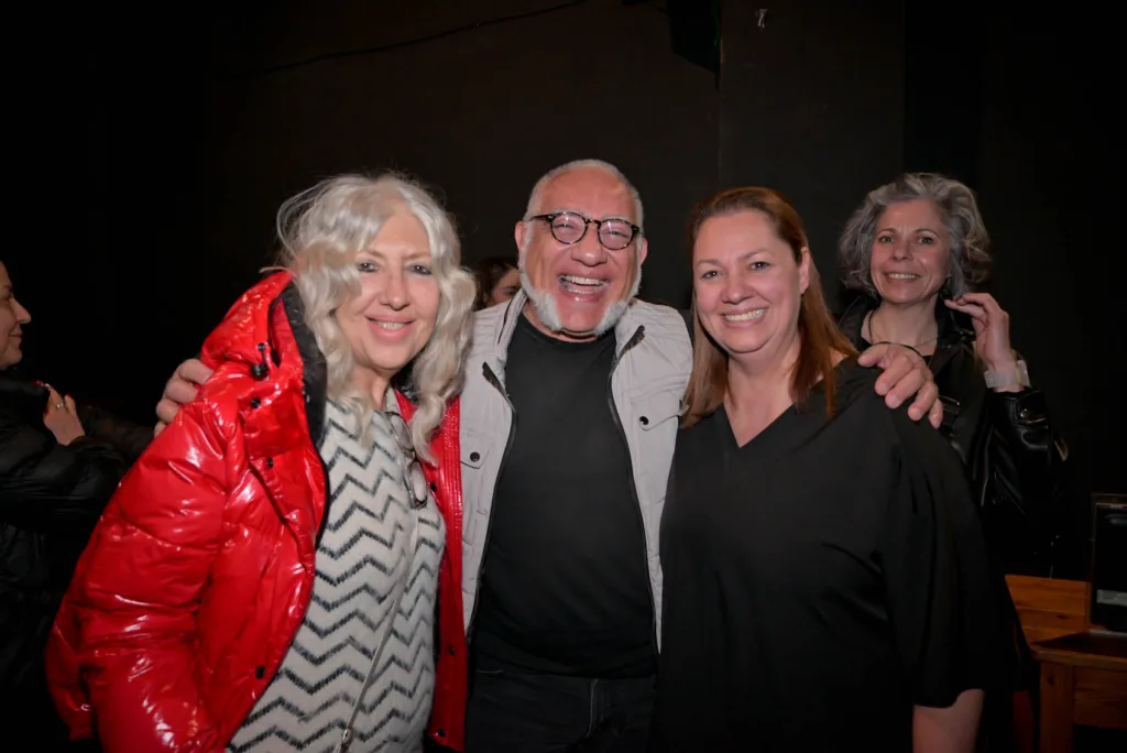 Πάτρα: Θερμή πρεμιέρα για το «2012 μ.Χ.» – Οι «Αυτόνομοι» ξαναφέρνουν στη σκηνή τη μνήμη της κρίσης