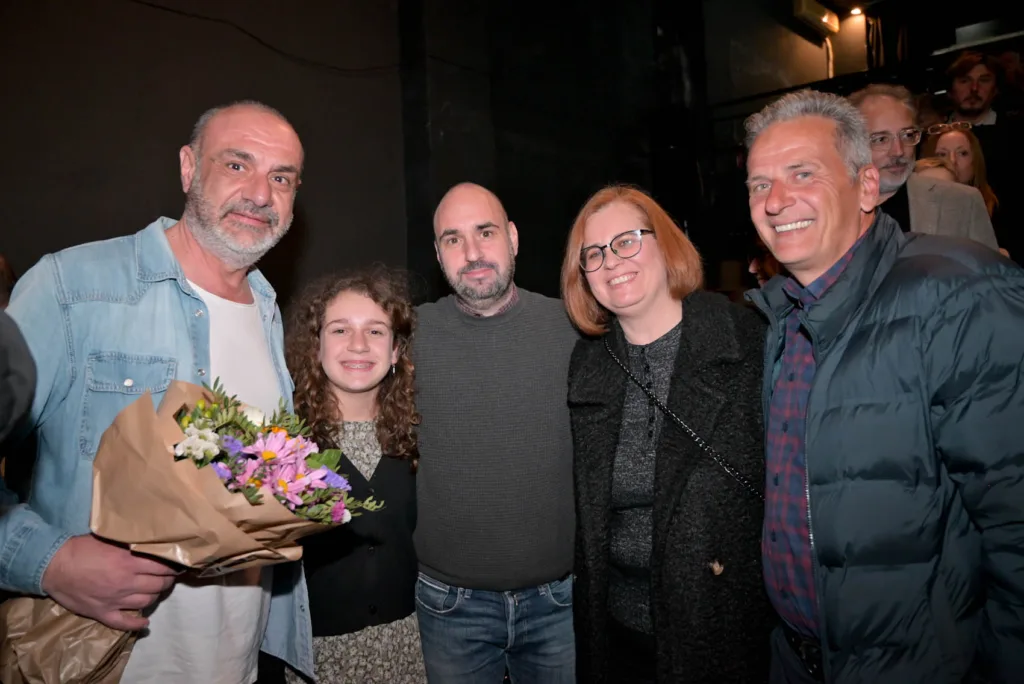 Πάτρα: Θερμή πρεμιέρα για το «2012 μ.Χ.» – Οι «Αυτόνομοι» ξαναφέρνουν στη σκηνή τη μνήμη της κρίσης