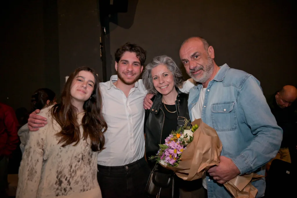 Πάτρα: Θερμή πρεμιέρα για το «2012 μ.Χ.» – Οι «Αυτόνομοι» ξαναφέρνουν στη σκηνή τη μνήμη της κρίσης