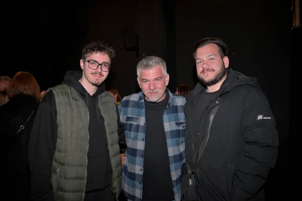 Πάτρα: Θερμή πρεμιέρα για το «2012 μ.Χ.» – Οι «Αυτόνομοι» ξαναφέρνουν στη σκηνή τη μνήμη της κρίσης