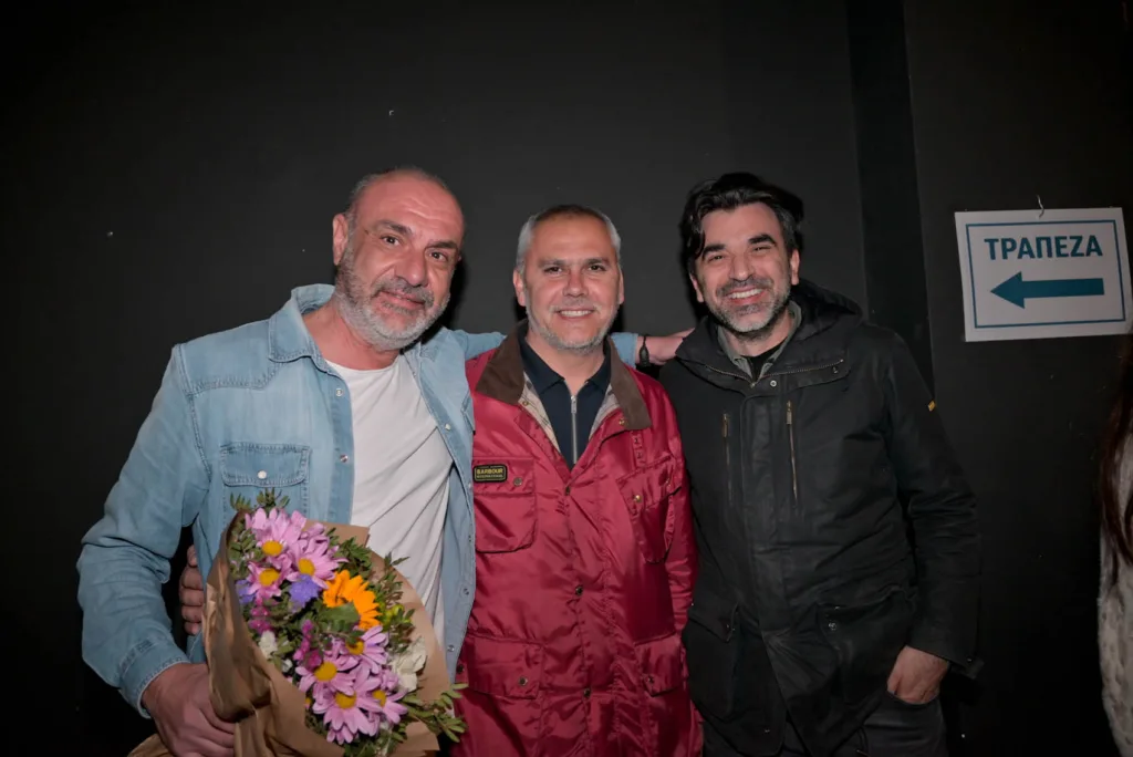 Πάτρα: Θερμή πρεμιέρα για το «2012 μ.Χ.» – Οι «Αυτόνομοι» ξαναφέρνουν στη σκηνή τη μνήμη της κρίσης