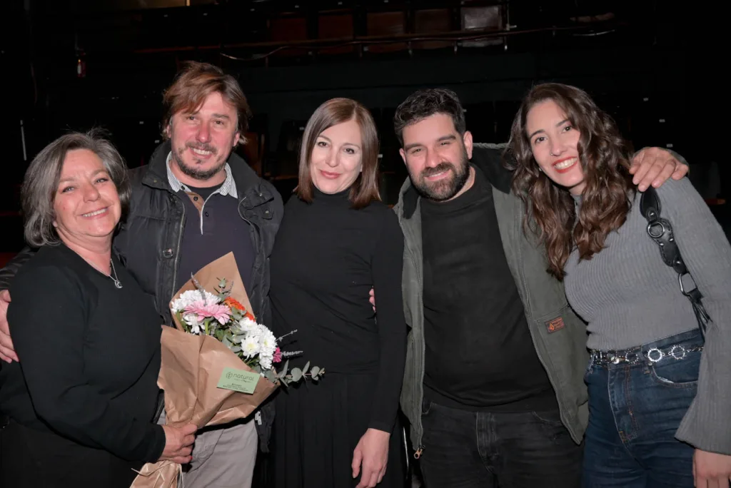 Πάτρα: Θερμή πρεμιέρα για το «2012 μ.Χ.» – Οι «Αυτόνομοι» ξαναφέρνουν στη σκηνή τη μνήμη της κρίσης