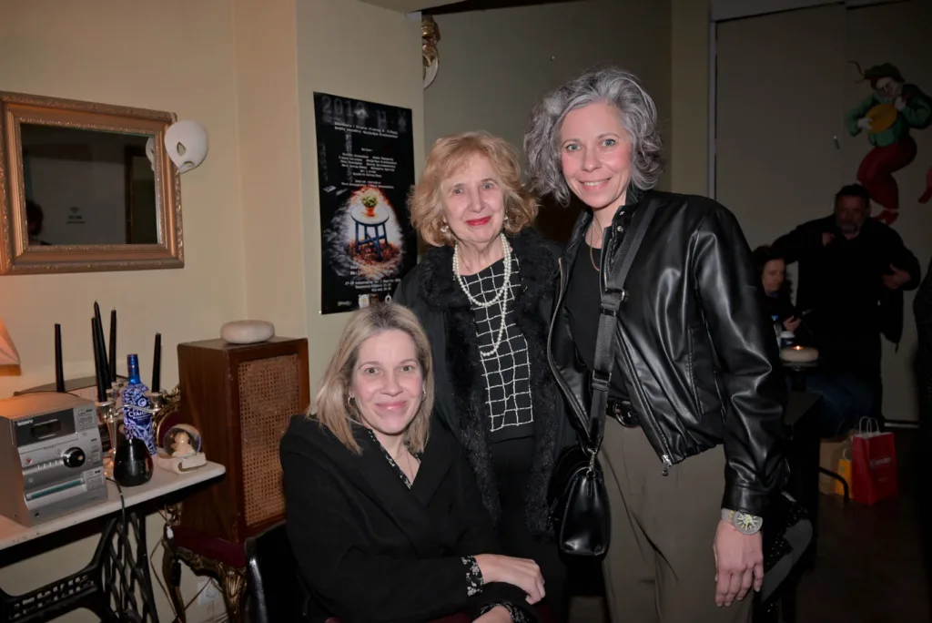 Πάτρα: Θερμή πρεμιέρα για το «2012 μ.Χ.» – Οι «Αυτόνομοι» ξαναφέρνουν στη σκηνή τη μνήμη της κρίσης