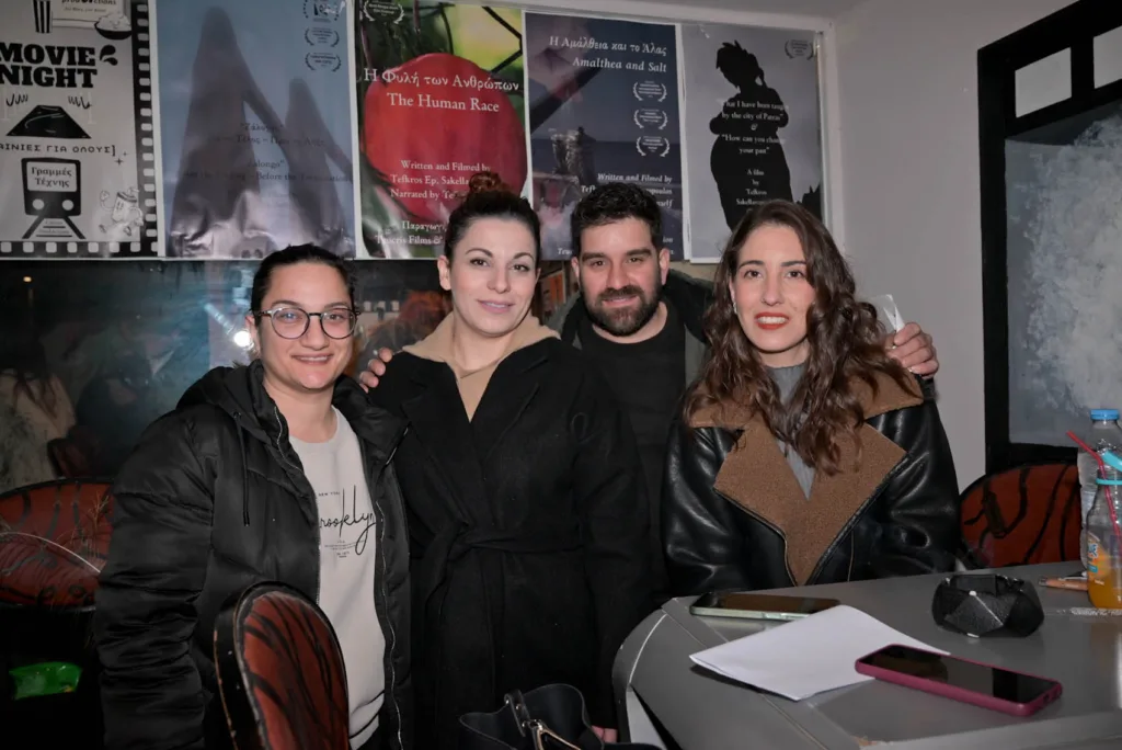 Πάτρα: Θερμή πρεμιέρα για το «2012 μ.Χ.» – Οι «Αυτόνομοι» ξαναφέρνουν στη σκηνή τη μνήμη της κρίσης