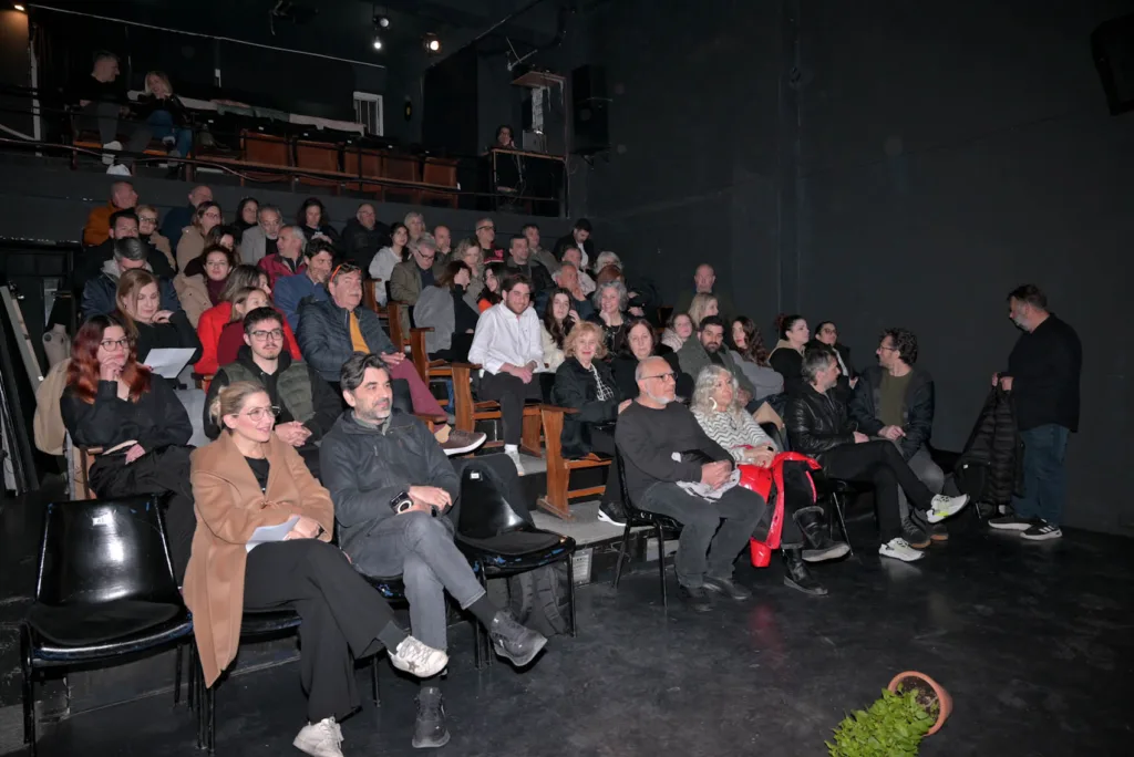 Πάτρα: Θερμή πρεμιέρα για το «2012 μ.Χ.» – Οι «Αυτόνομοι» ξαναφέρνουν στη σκηνή τη μνήμη της κρίσης