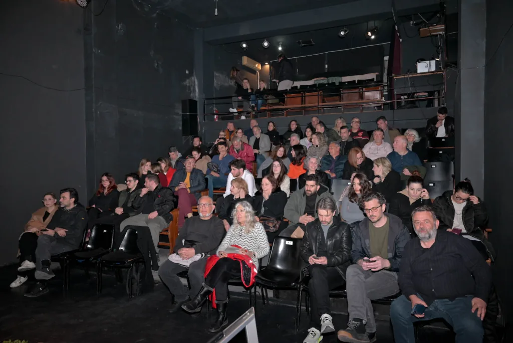 Πάτρα: Θερμή πρεμιέρα για το «2012 μ.Χ.» – Οι «Αυτόνομοι» ξαναφέρνουν στη σκηνή τη μνήμη της κρίσης