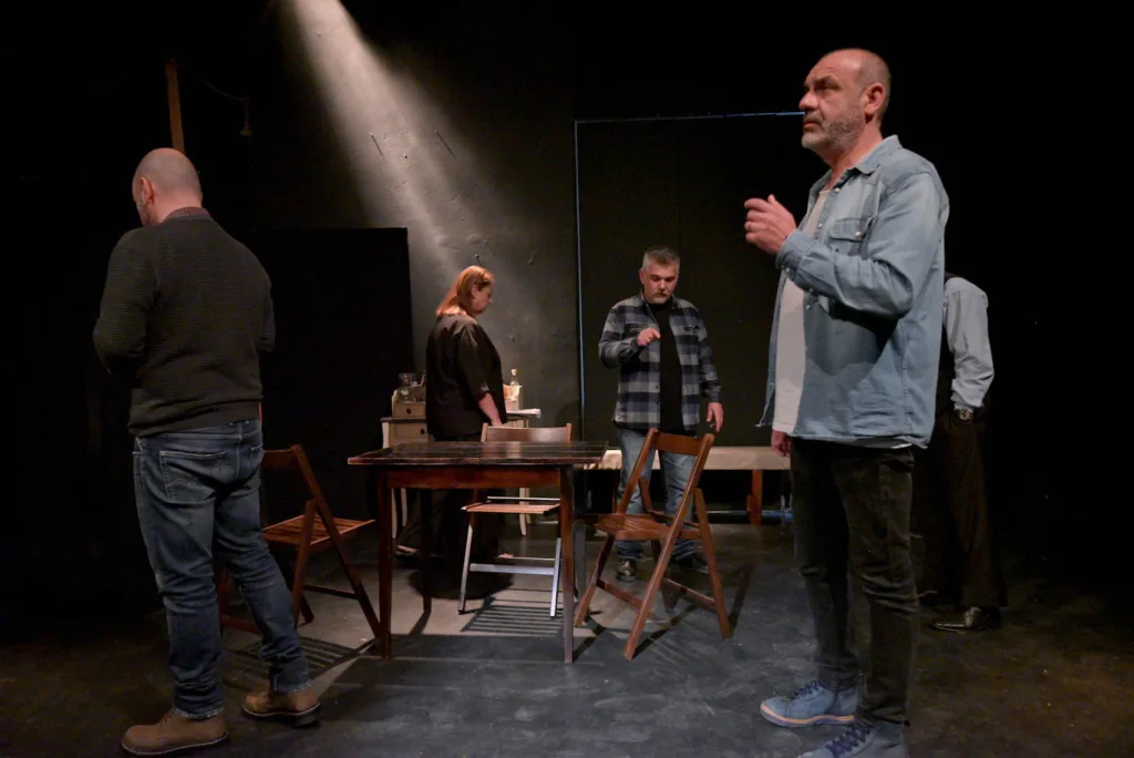 Πάτρα: Θερμή πρεμιέρα για το «2012 μ.Χ.» – Οι «Αυτόνομοι» ξαναφέρνουν στη σκηνή τη μνήμη της κρίσης