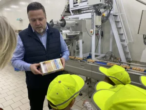 «Βιολάντα»: Πήγαιναν αρκετά σχολεία στο εργοστάσιο για ξενάγηση... «Βιολάντα»: Πήγαιναν αρκετά σχολεία στο εργοστάσιο για ξενάγηση...