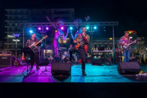 «In the heat of … Carnival»: Τρία δυναμικά πατρινά συγκροτήματα ξεσήκωσαν το κοινό το βράδυ του Σαββάτου ΦΩΤΟ