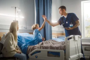 Βρετανία: Το πρώτο παιδί που έκανε επέμβαση επιμήκυνσης ποδιών, κέρδισε περίπου 3 εκατοστά